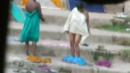 మృదువైన మరియు శృంగార తెలుగు సెక్స్ హెచ్ డి రుద్దడం అవుట్డోర్లో నగ్న అమ్మాయి.